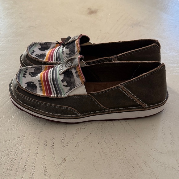 Ariat Woman’s size 9.5 Brown Moccasins with Buffalo Print BNWT $95 - Picture 3 of 9